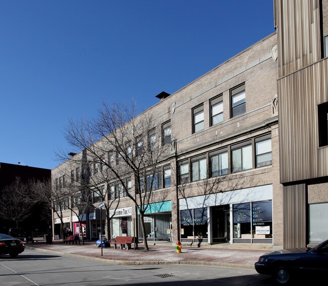 169-185 Pleasant St in Malden, MA - Foto de edificio - Building Photo