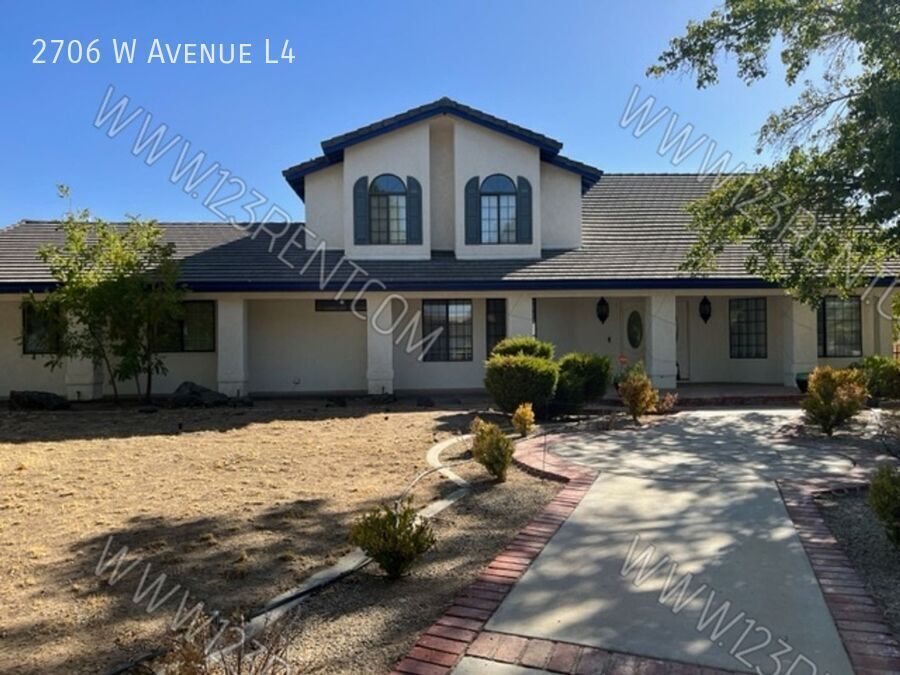 2706 W Ave L4 in Lancaster, CA - Foto de edificio
