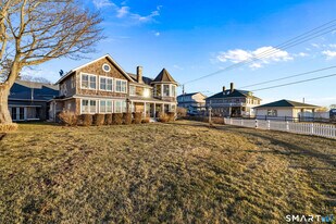 5 Middle Beach Rd in Madison, CT - Building Photo