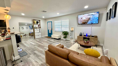 232 SE Monroe Cir N in St. Petersburg, FL - Building Photo - Building Photo