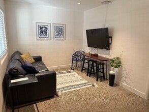 1258 Beach Rd in West Palm Beach, FL - Foto de edificio - Building Photo