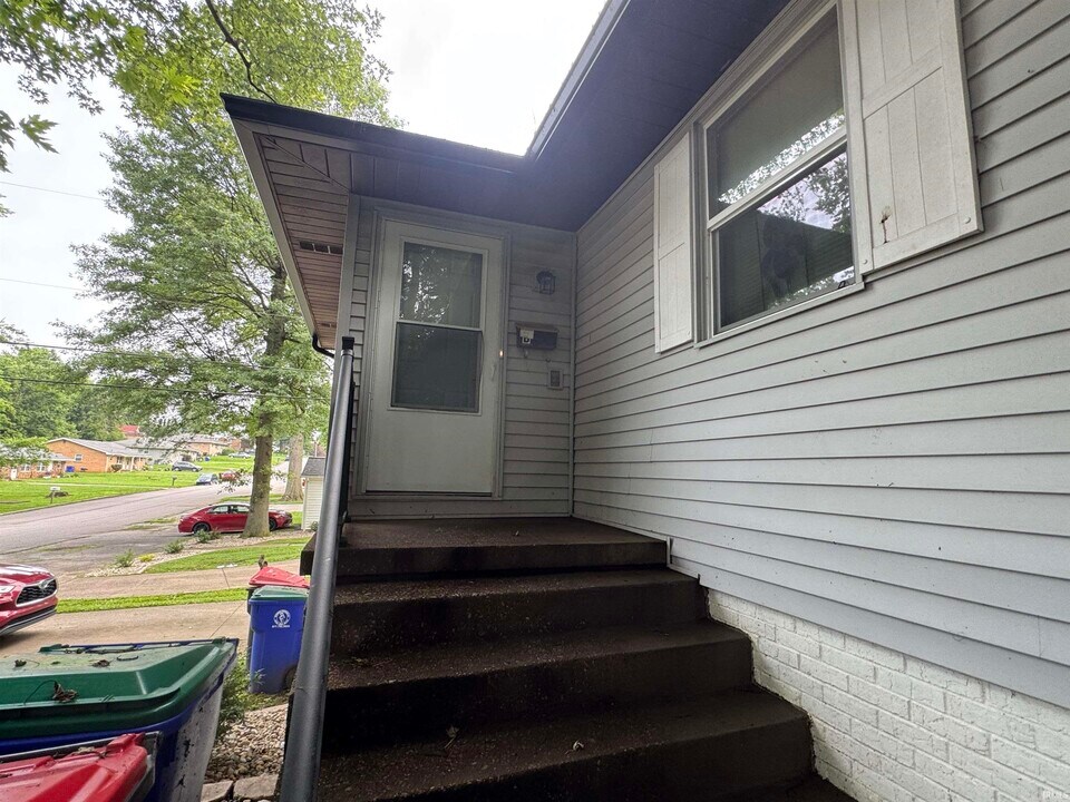 423 N Cypress St in Newburgh, IN - Building Photo
