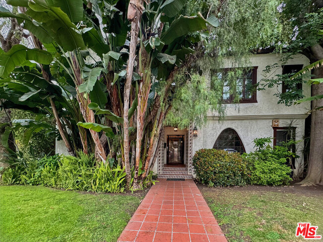 340 N Oakhurst Dr in Beverly Hills, CA - Building Photo - Building Photo