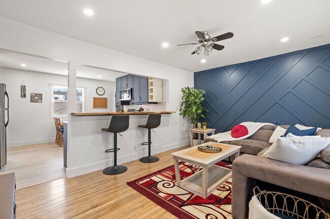 7916-7936 36 Ave NW in Calgary, AB - Building Photo - Building Photo
