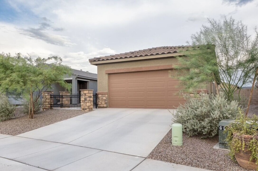 10301 W Granderson St in Marana, AZ - Building Photo