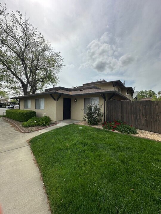 52 W Elliot St in Woodland, CA - Building Photo