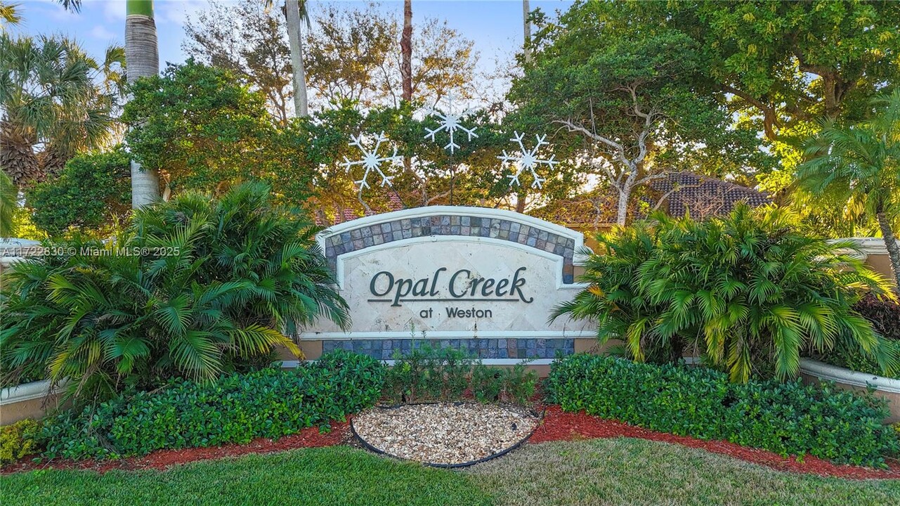 16009 Opal Creek Dr in Weston, FL - Building Photo