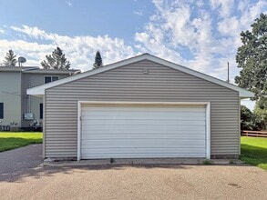 465 3rd Ave, Unit Lower in Newport, MN - Foto de edificio - Building Photo