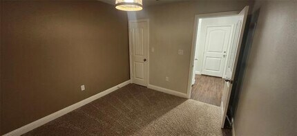 104 Arrowhead Dr in Sanger, TX - Building Photo - Building Photo