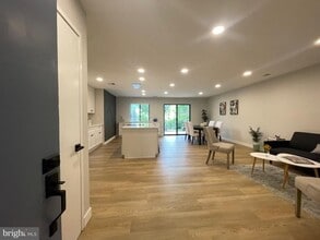 11307 Gatesborough Ln in Reston, VA - Foto de edificio - Building Photo