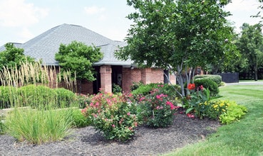 The Pointe at City Center in Lenexa, KS - Foto de edificio - Building Photo