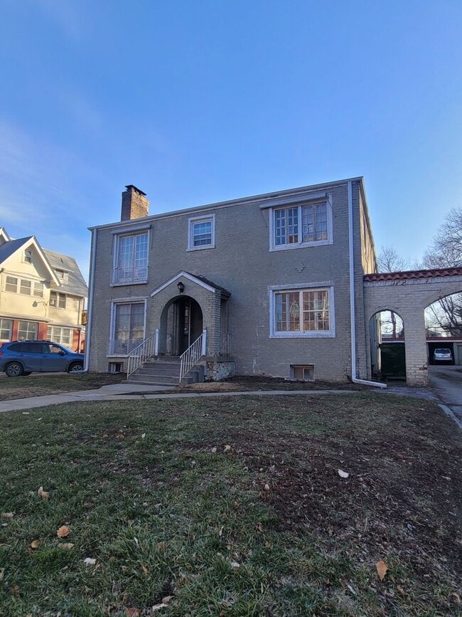 property at 411 S 38th Ave