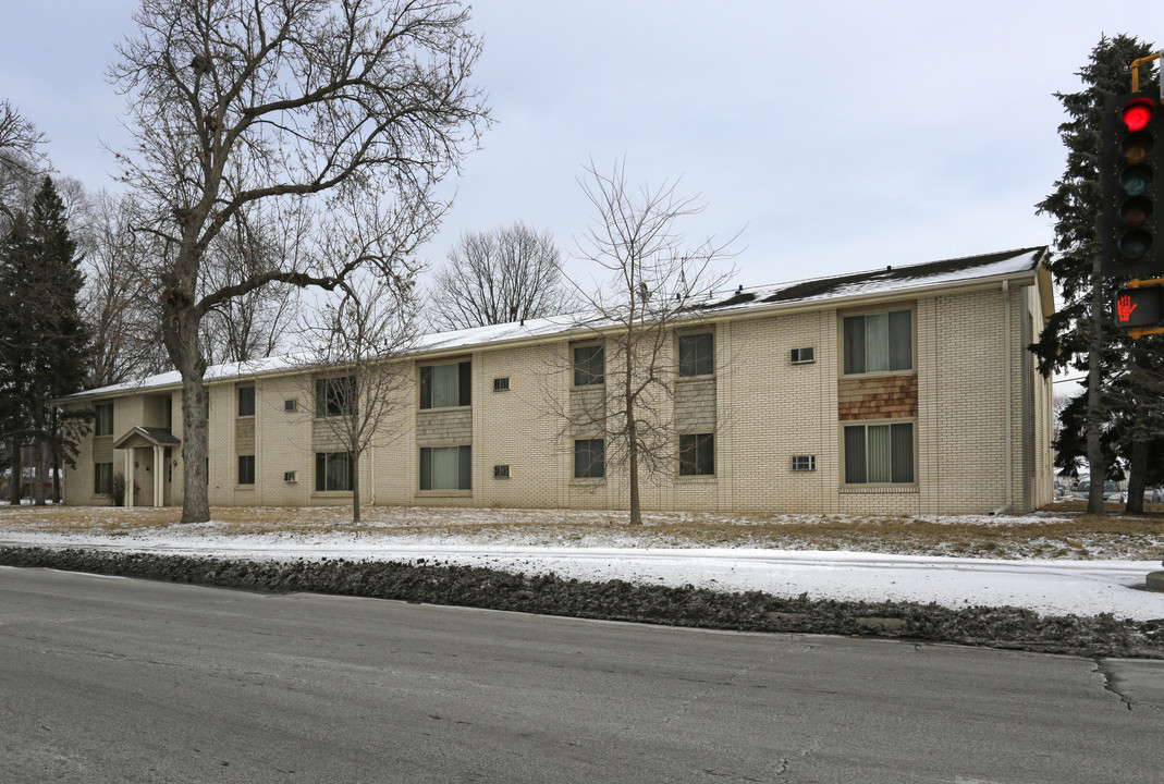 8935 Nicollet in Bloomington, MN - Foto de edificio