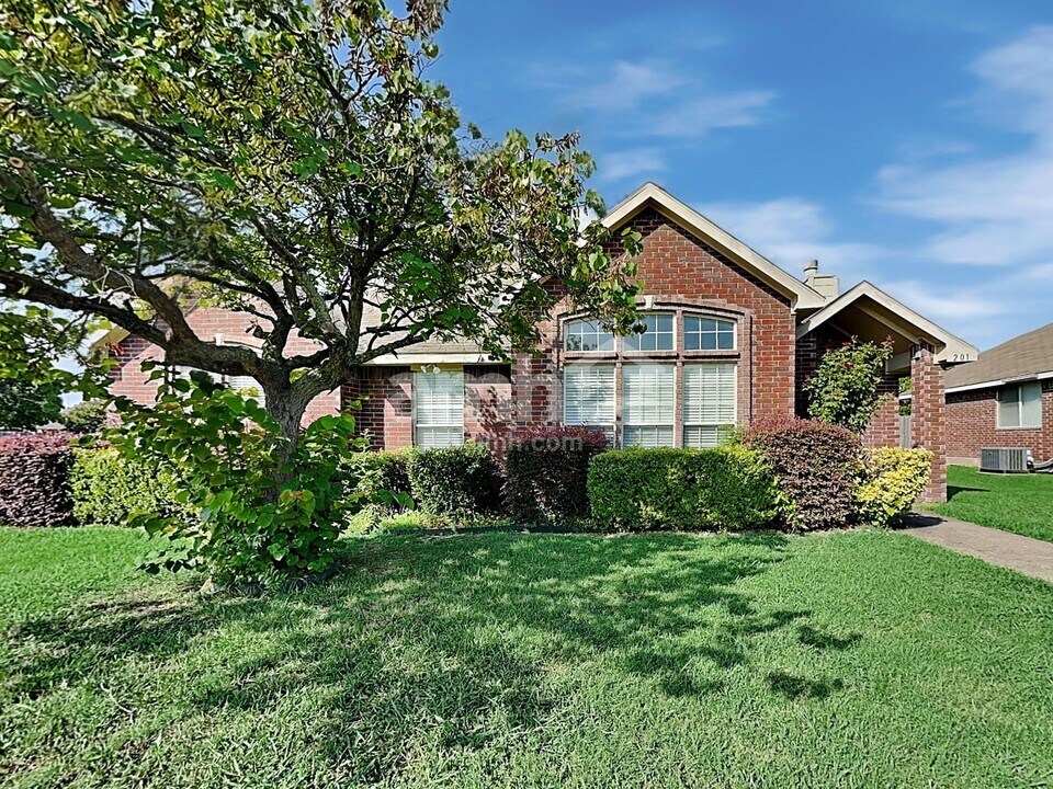 201 Parkway Ct in Rockwall, TX - Building Photo