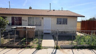 925 8th St in Bakersfield, CA - Building Photo