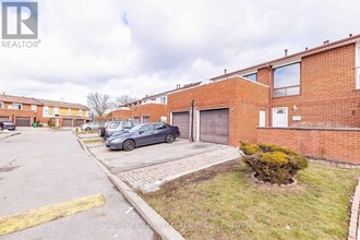 3430-3430 Brandon Gate Dr in Mississauga, ON - Building Photo - Building Photo
