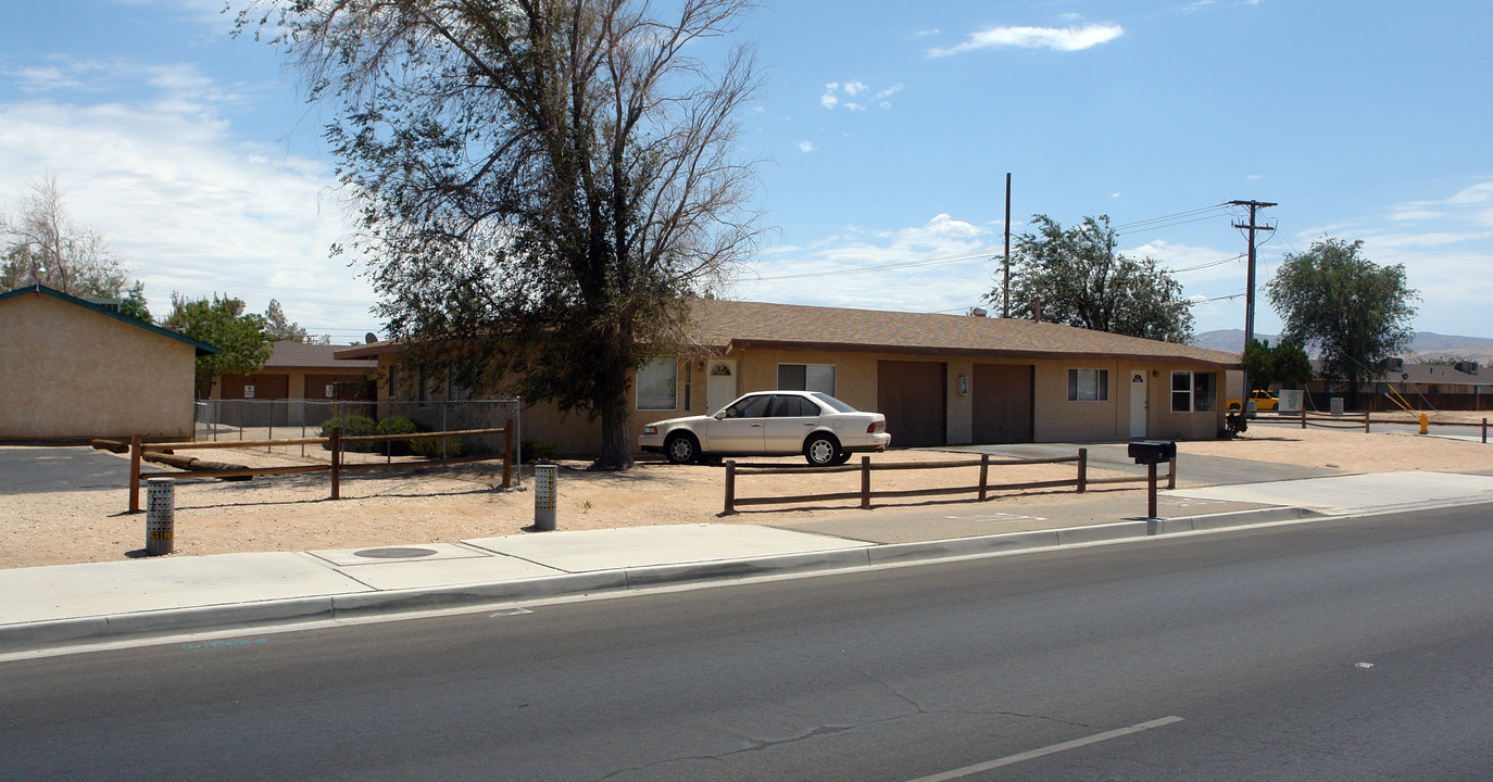 12913 Navajo Rd in Apple Valley, CA - Building Photo