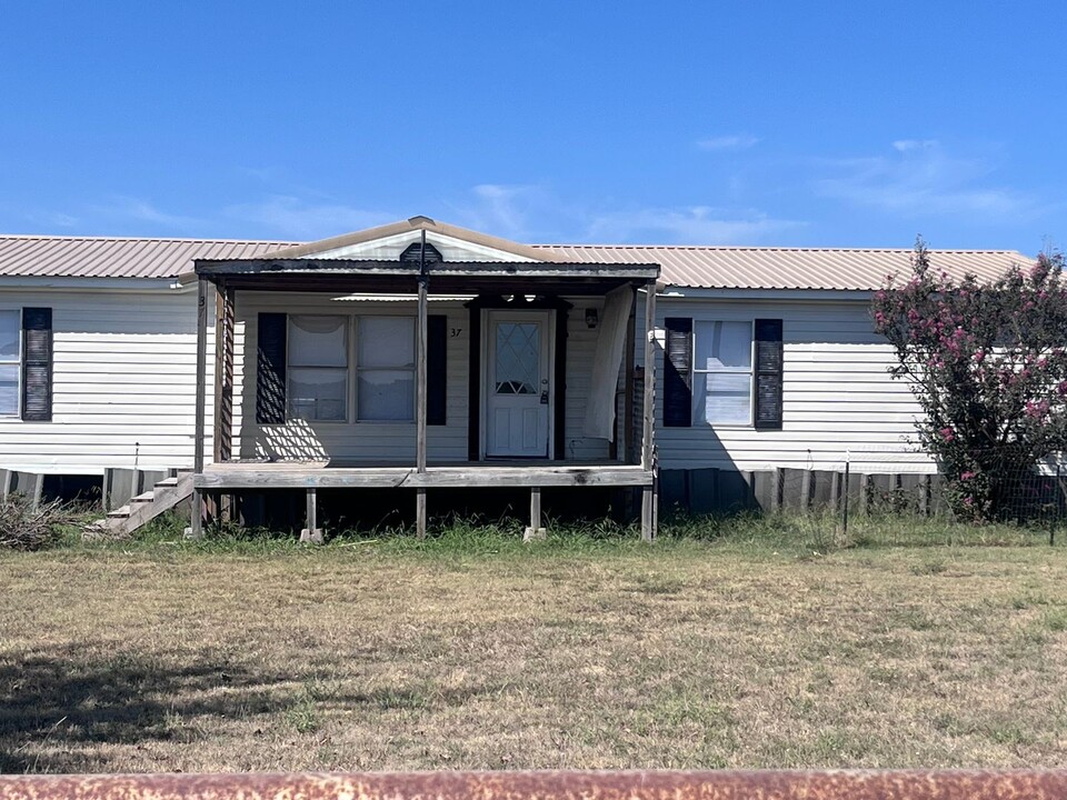 37 Darwin Rd in Whitewright, TX - Building Photo