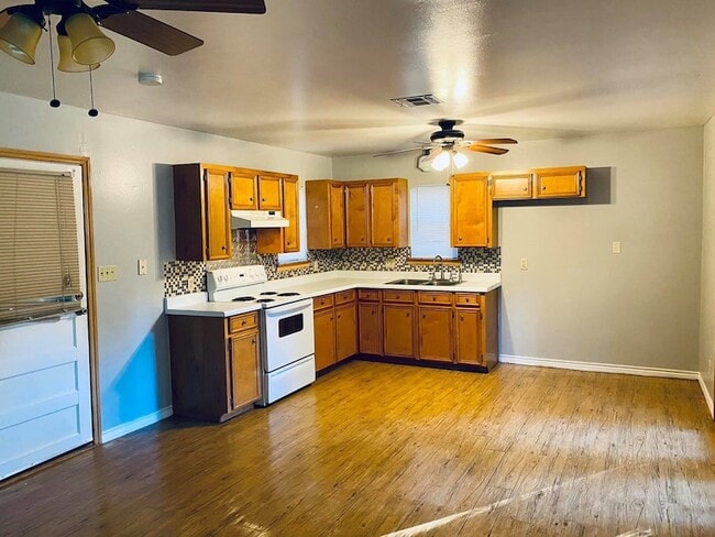 460 County Rd 2212 in Cleveland, TX - Foto de edificio - Building Photo