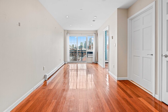 43-33 42nd St, Unit Apt 6A in Queens, NY - Building Photo - Building Photo