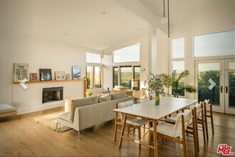 21960 Cereza Way in Topanga, CA - Building Photo - Building Photo