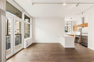 2717 Western Ave in Seattle, WA - Building Photo - Building Photo