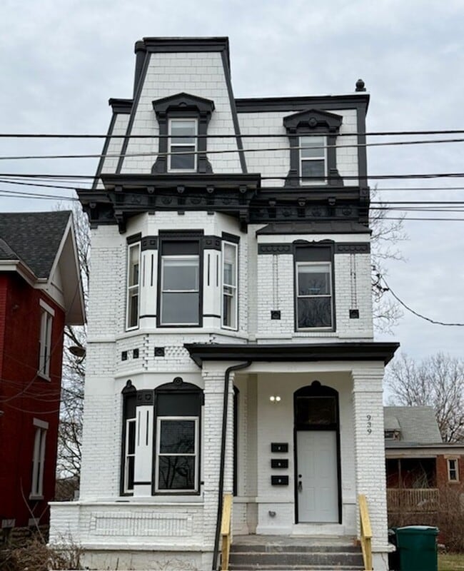 property at 939 Chateau Ave