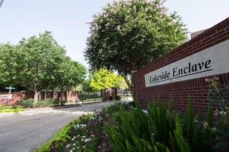 1547 Lakeside Enclave Dr in Houston, TX - Building Photo - Building Photo