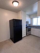 4690 E Huntington Ave in Fresno, CA - Building Photo - Building Photo