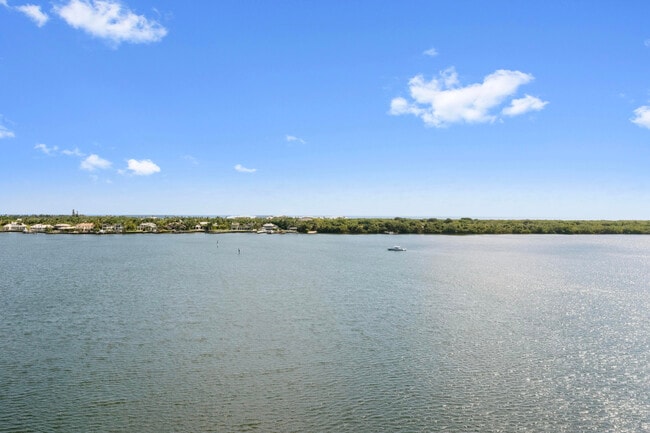 130 Lakeshore Dr in North Palm Beach, FL - Building Photo - Building Photo