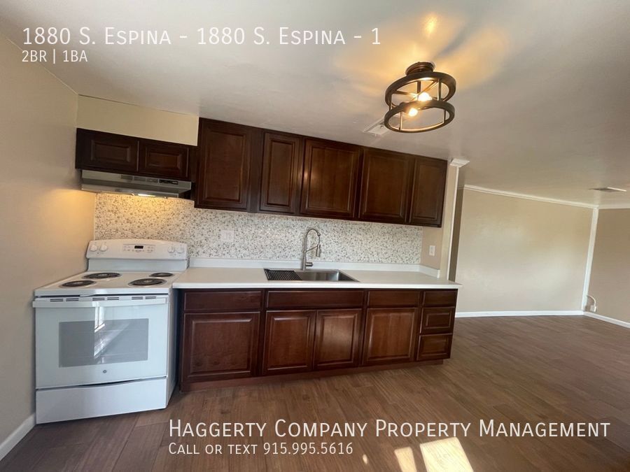 1880 S Espina St in Las Cruces, NM - Building Photo