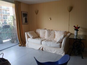 9350 Fontainebleau Blvd in Miami, FL - Building Photo - Building Photo