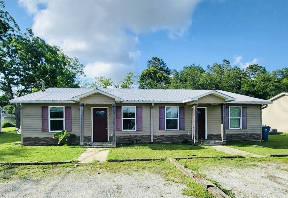 25143 Lavinia Rd in Elberta, AL - Foto de edificio