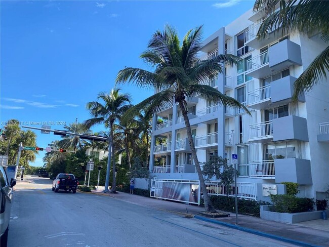 7832 Collins Ave, Unit 201 in Miami, FL - Building Photo - Building Photo