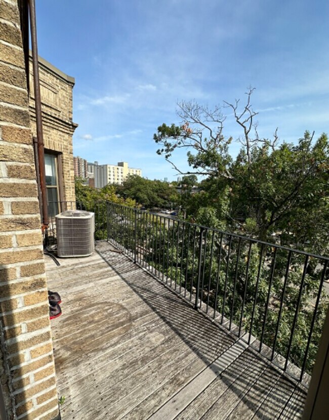 1129 Commonwealth Ave in Boston, MA - Building Photo - Building Photo