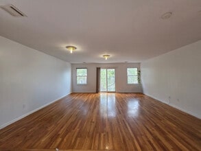 14 Nevins St, Unit 2 in Jersey City, NJ - Foto de edificio - Building Photo