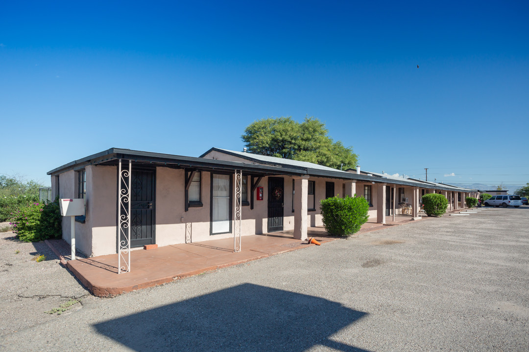 Wagon Wheel Inn Efficiency Apartments in Tucson, AZ - Building Photo