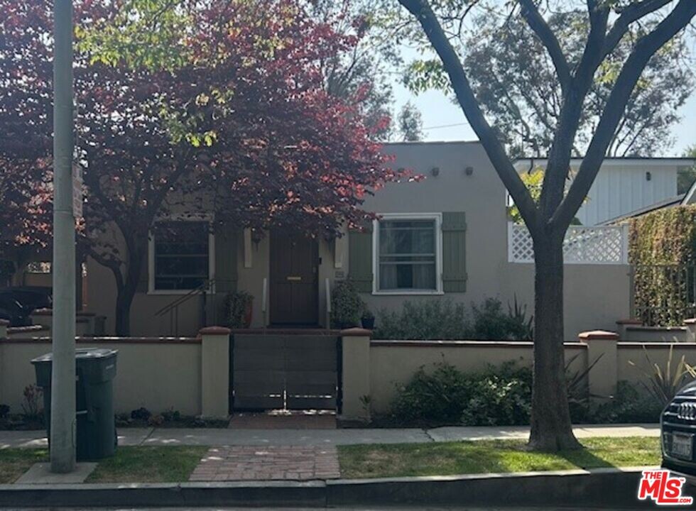 843 Huntley Dr in West Hollywood, CA - Building Photo