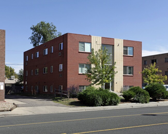 550 Dayton St in Aurora, CO - Foto de edificio - Building Photo