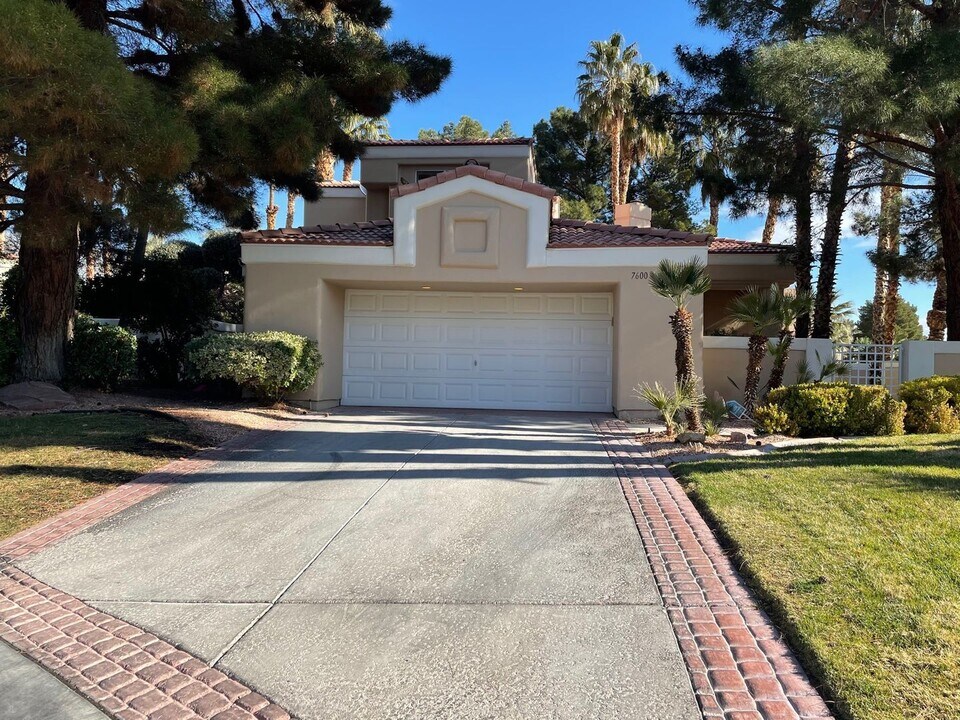 7600 Painted Dunes Dr in Las Vegas, NV - Building Photo