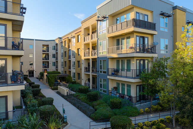 Reveal in Woodland Hills, CA - Foto de edificio - Building Photo