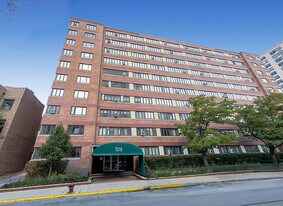 708 W Bittersweet Pl in Chicago, IL - Building Photo