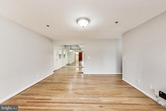 5700 Chapman Mill Dr in North Bethesda, MD - Foto de edificio - Building Photo