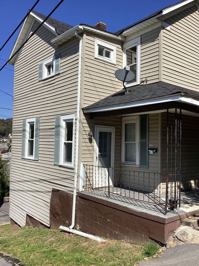 1111 Locust St in Johnstown, PA - Foto de edificio - Building Photo