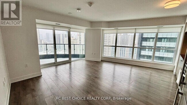 585-2585 Bloor St E in Toronto, ON - Building Photo - Building Photo