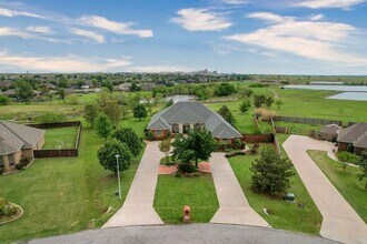 38 Sandy Trail Ln in Lawton, OK - Foto de edificio - Building Photo
