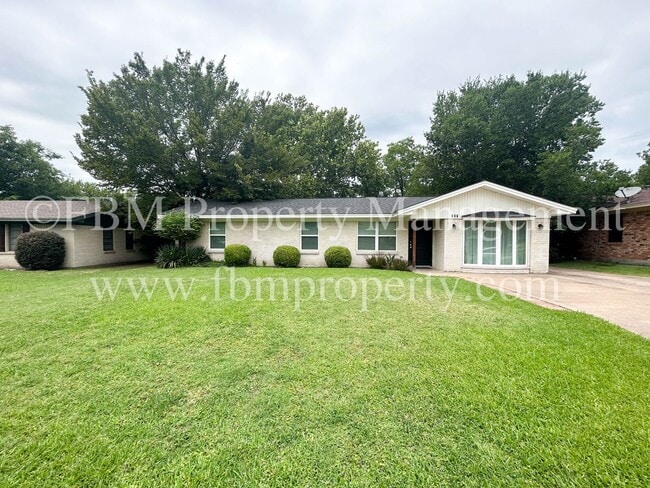 808 Loy Ln in Ennis, TX - Building Photo - Building Photo
