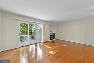 12081 Edgemere Cir in Reston, VA - Building Photo - Building Photo