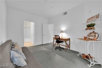 7123 S Durango Dr in Las Vegas, NV - Building Photo - Building Photo