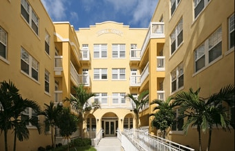 Temple Court in Miami, FL - Foto de edificio - Building Photo